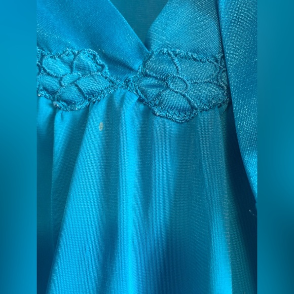 Vintage Vanity Fair Nightgown and robe set in a beautiful teal blue colour - Picture 14 of 16